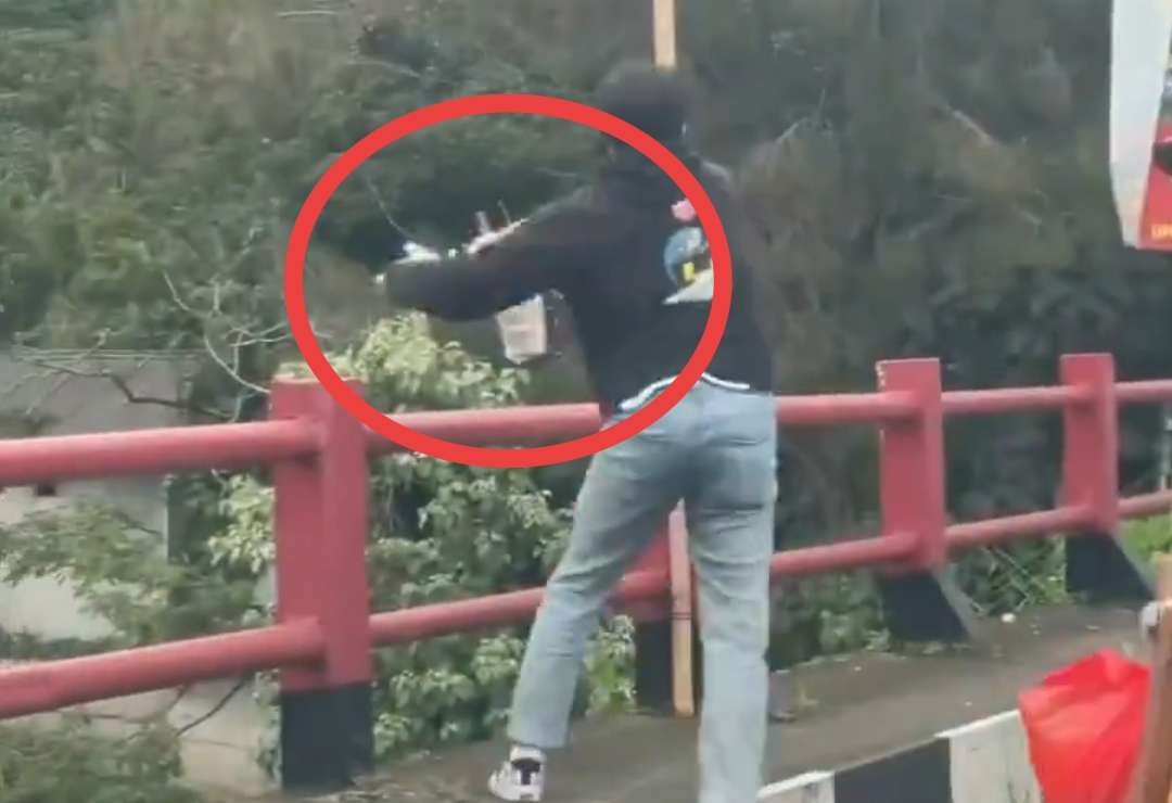 Aksi buang sampah ke sungai di Jembatan Cikundul Cianjur, Jawa Barat. (Foto: Instagram)