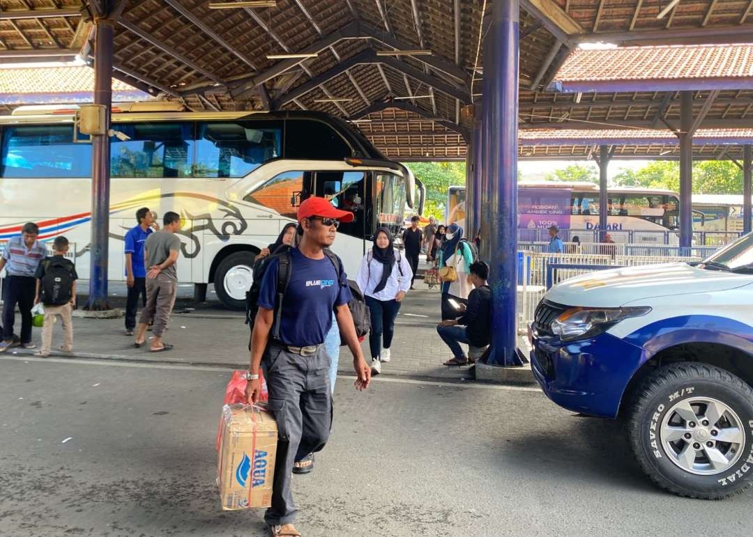 Suasana arus balik Lebaran 2024 di Terminal Purabaya yang diprediksi terjadi hari ini. (Foto: Pita Sari/Ngopibareng.id)