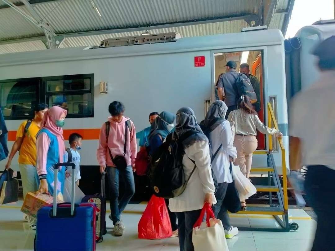 Para penumpang kereta api pada arus balik lebaran di Stasiun Probolinggo. (Foto: Ikhsan Mahmudi/Ngopibareng.id)