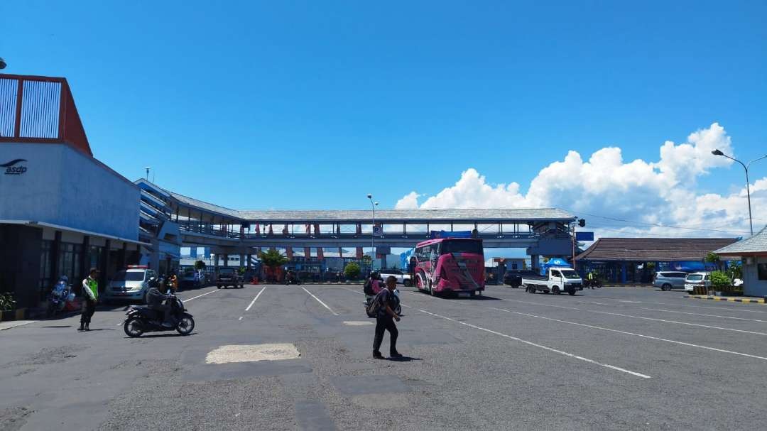 Situasi pelabuhan Ketapang pada Senin siang tampak cukup sepi (foto: Muh Hujaini/Ngopibareng.id)