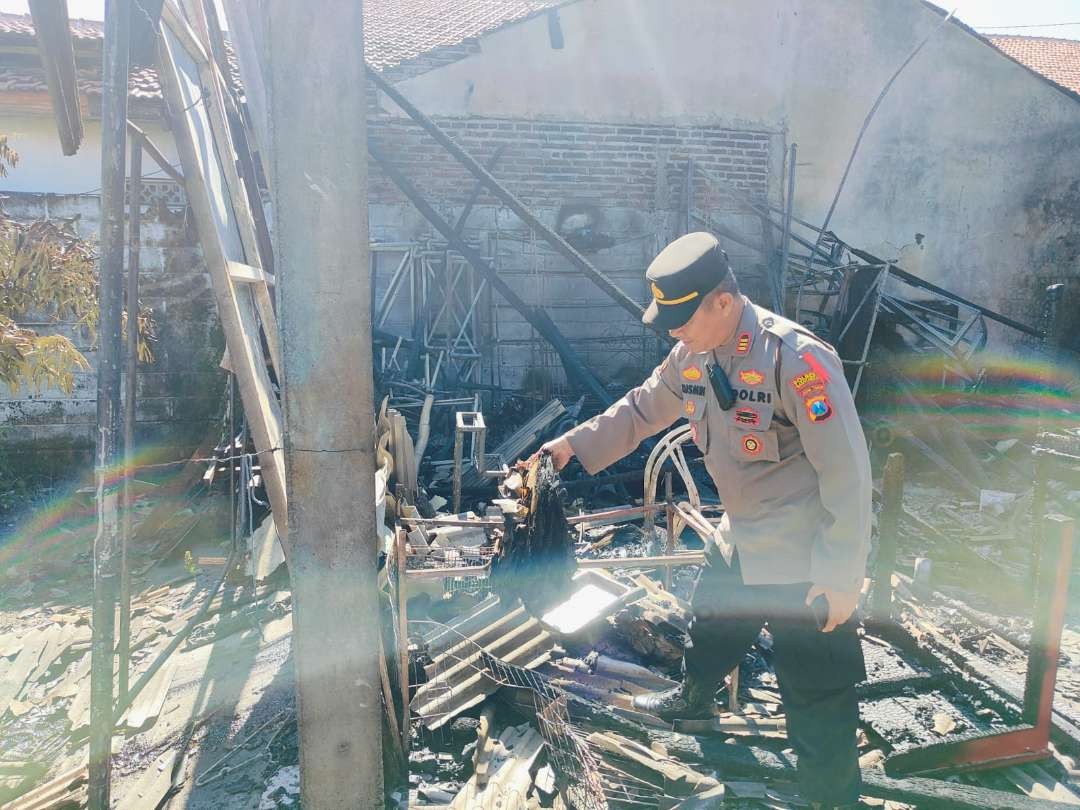 Kapolsek Banyuwangi AKP Kusmin melihat puing-puing kebakaran. (Foto: istimewa)