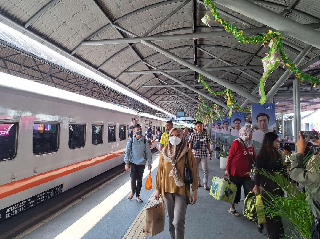 Suasana penumpang yang turun dari stasiun Gubeng usai melakukan ritual mudik Lebaran. (Foto: Pita Sari/Ngopibareng.id)