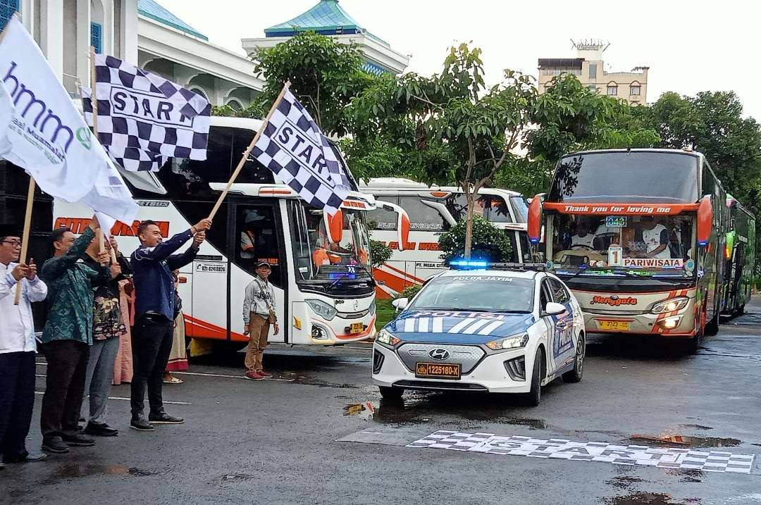 Dengan bacaan bismilah, pemudik gratis dilepas kembali ke Jakarta. (Foto: Asmanu Sudarso/Ngopibareng.id)