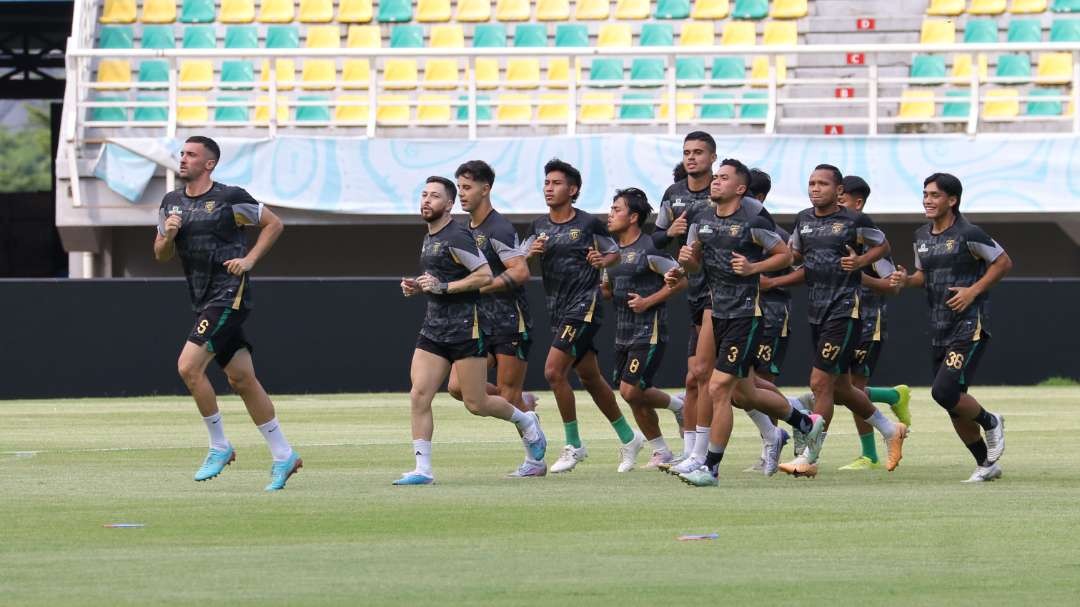 Pemain Persebaya saat menjalani official training di Stadion Gelora Bung Tomo, Surabaya, Senin 15 April 2024. (Foto: Fariz Yarbo/Ngopibareng.id)