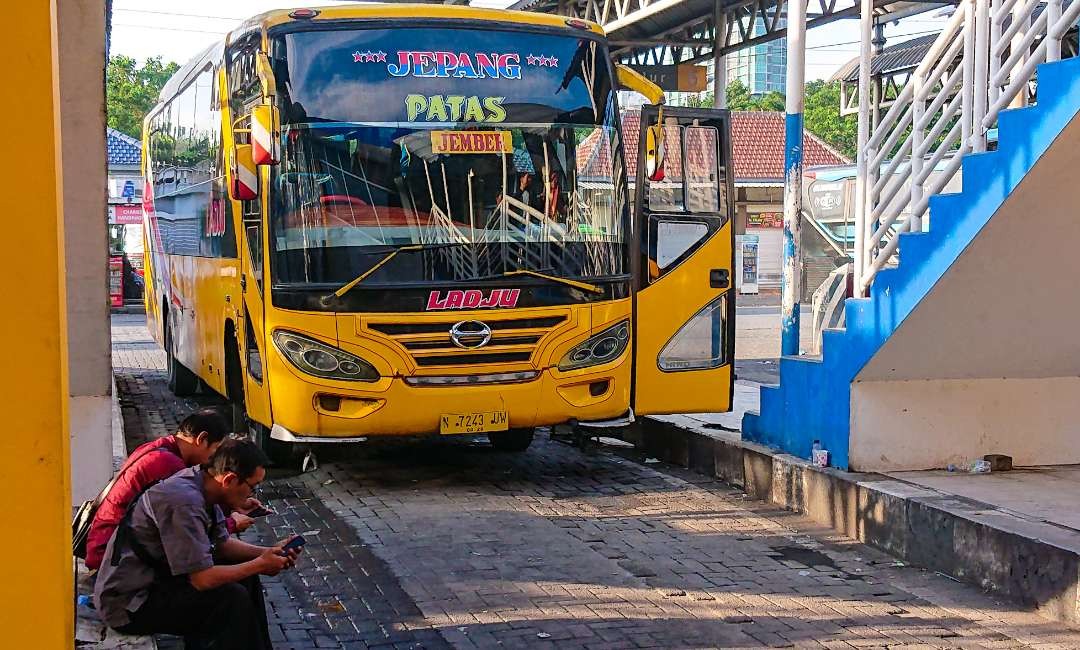 Penumpang saat menunggu bus di Terminal Purabaya Bungurasih (Foto :Aini/Ngopibareng.id)