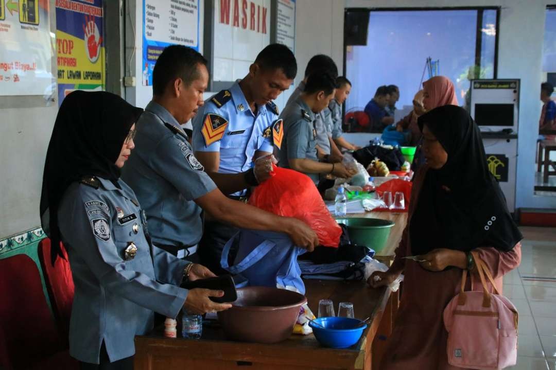 Petugas Lapas Banyuwangi memeriksa barang bawaan pengunjung (Foto: Istimewa)