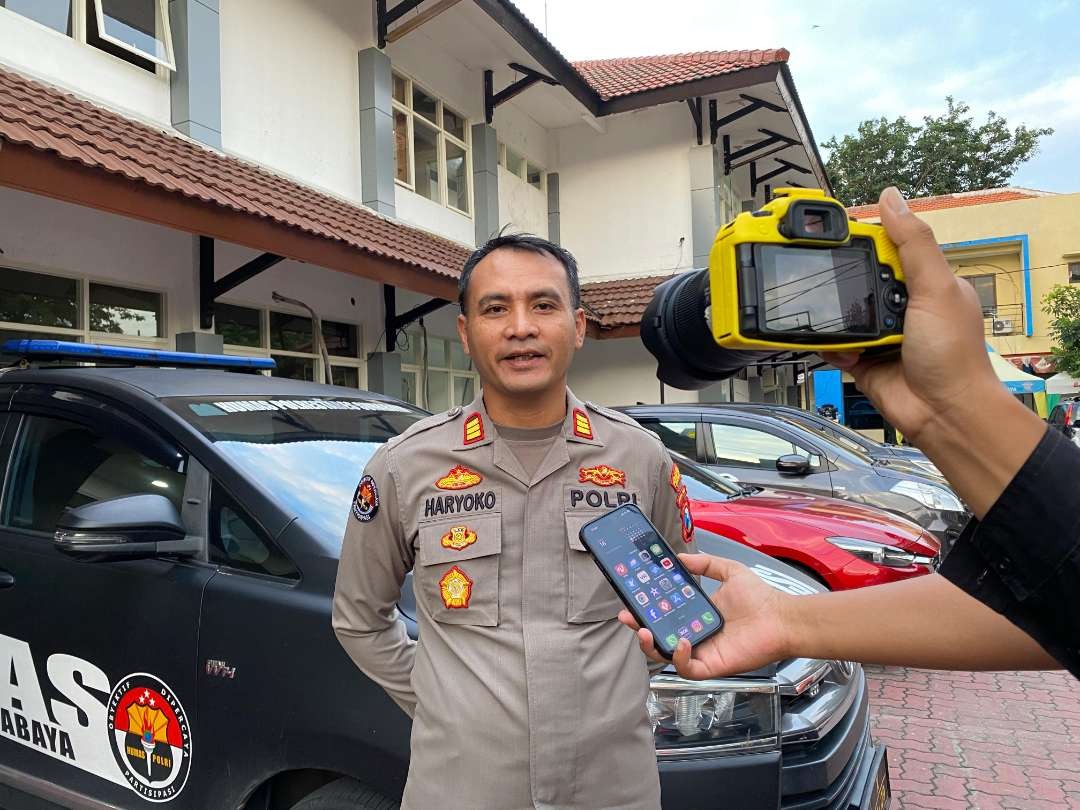 Kasi Humas Polrestabes Surabaya, AKP Haryoko Widhi, saat menjelaskan pengamanan laga Liga 1 antara Persebaya vs Dewa United. (Foto: Istimewa)