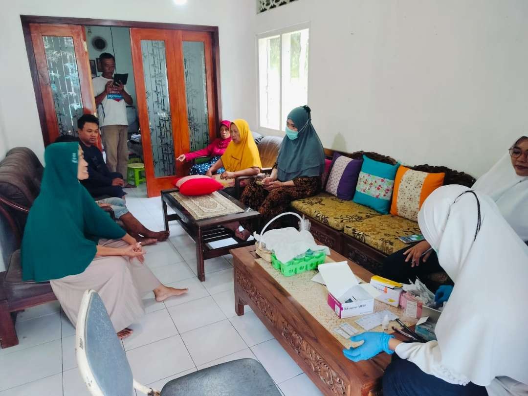 Petugas dari Dinas Kesehatan melakukan surveilance epidemologi di rumah warga (foto: istimewa)