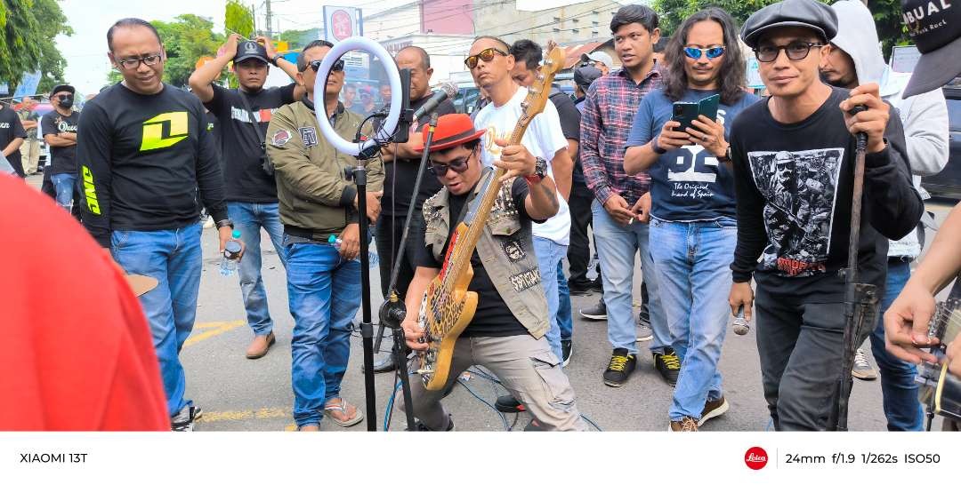 Massa Gabungan LSM Sempat Bernyanyi dan Bermain Musik di Depan Kantor Kejaksaan Negri Kota Kediri (Fendi Lesmana/ngopibareng.id)