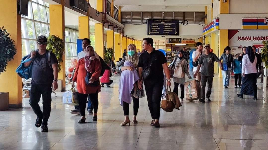 Penumpang bus di Terminal Purabaya, Sidoarjo, Selasa 16 April 2024. (Foto: Fariz Yarbo/Ngopibareng.id)