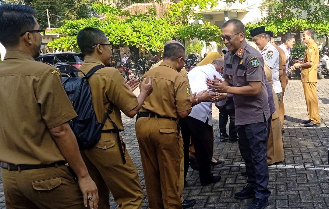 Pj Bupati Bondowoso Bambang Soekwanto halalbihalal sekaligus sidak kehadiran ASN usai libur bersama lebaran di hari pertama kerja, Selasa 16 April 2024.(Foto:Guido/Ngopubareng.id)