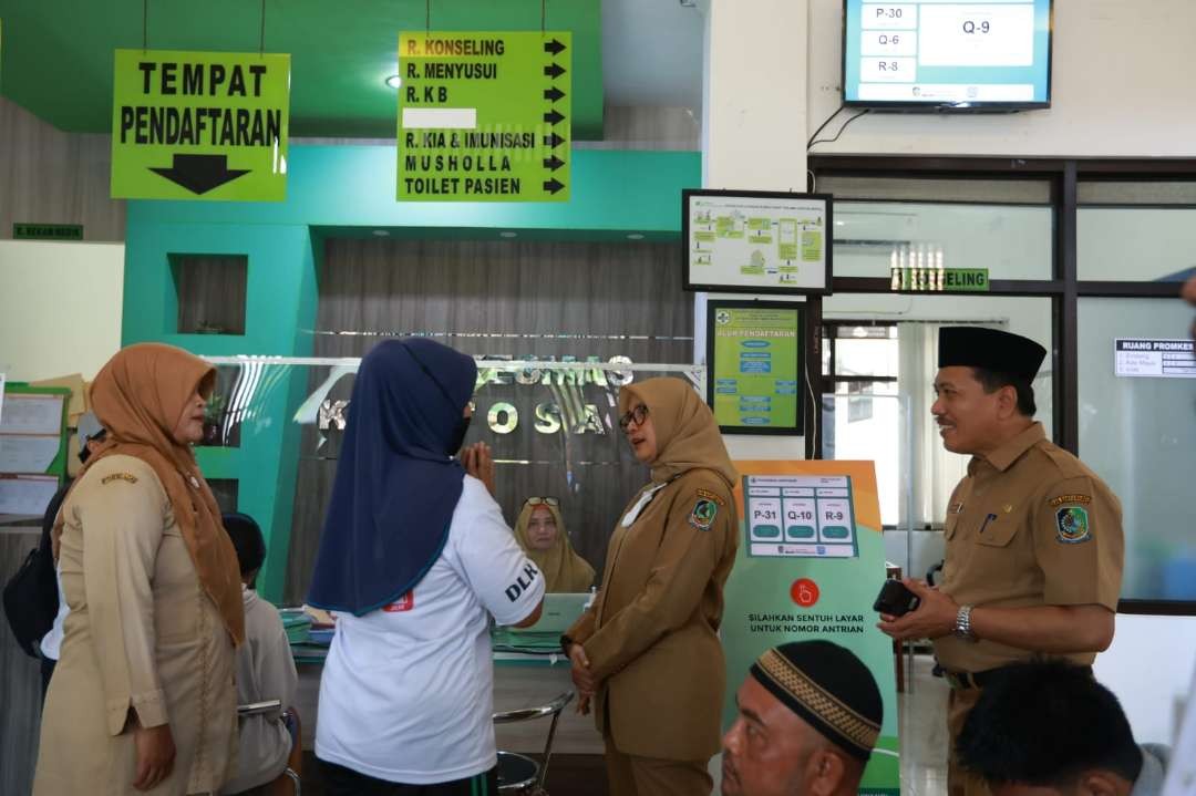 Bupati Banyuwangi Ipuk Fiestiandani mengecek layanan kesehatan di hari pertama kerja (foto:Humas Pemkab Banyuwangi)