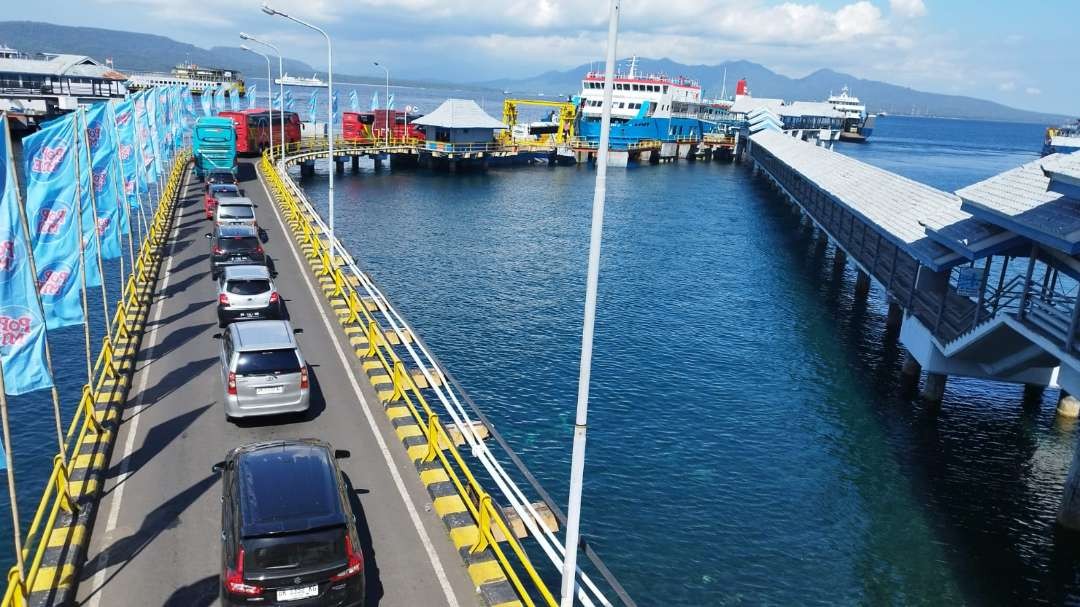 Sejumlah kendaraan penumpang sedang antre naik kapal di Pelabuhan Ketapang pasa Senin, 15 April 2024 kemarin (Foto: Muh Hujaini/Ngopibareng.id))