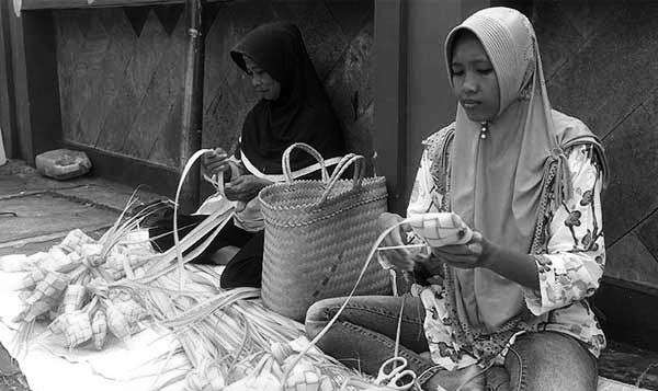 Proses pembuatan ketupat dari janur daun muda pohon kelapa. (Foto: ilustrasi)