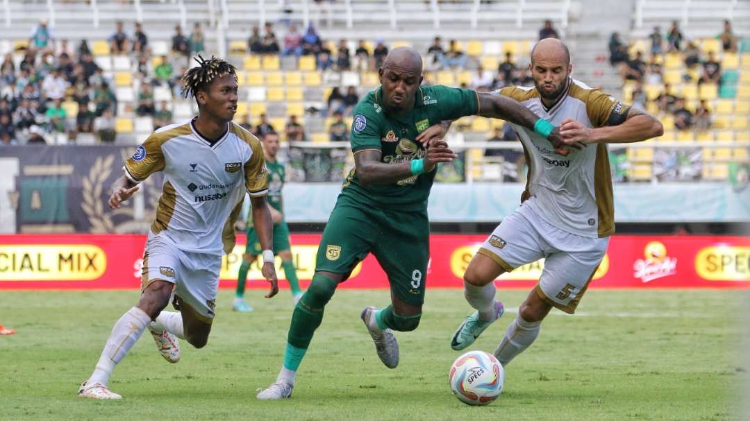 Pemain Persebaya, Paulo Henrique mendapat pengawalan dari pemain-pemain Dewa United. (Foto: Fariz Yarbo/Ngopibareng.id)