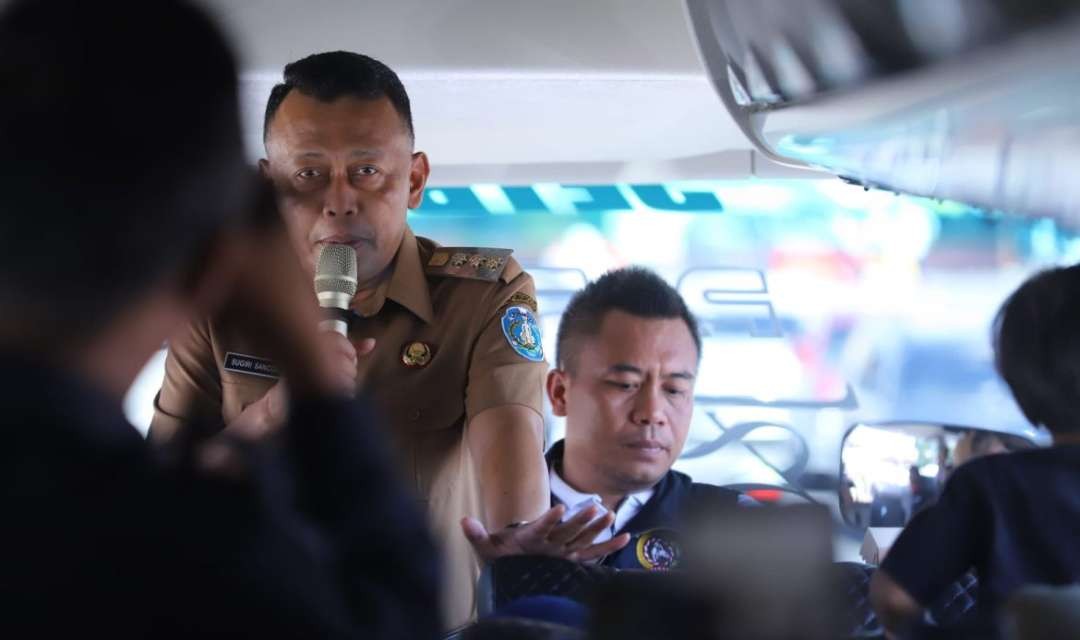 Bupati Ponorogo Sugoro Sancoko saat mengantarkan Sedulur Warok Ponorogo (SWP) kembali ke perantauan setelah lebih dari satu pekan di kampung halamannya di Ponorogo. (Foto: dok. Kominfo)