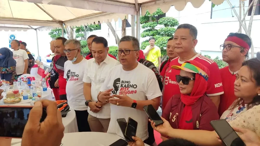 Sekjen PDI Perjuangan, Hasto Kristiyanto (tengah) usai gowes bareng kepala daerah di Surabaya, Sabtu 15 Oktober 2022. (Foto: Fariz Yarbo/Ngopibareng.id)