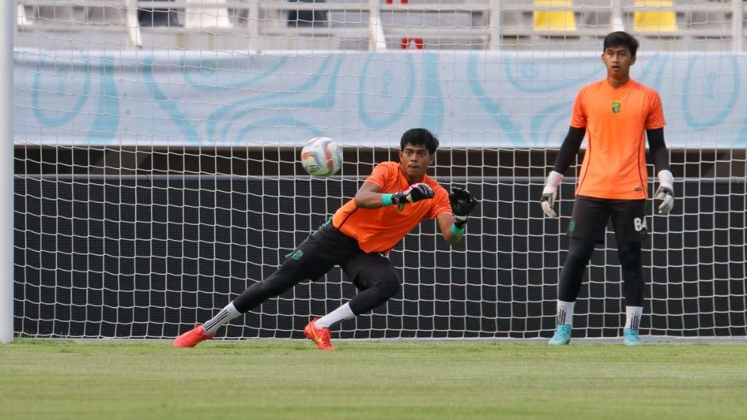 Kiper Persebaya, Andhika Ramadhani menjadi andalan di bawah mistar gawang Persebaya. (Foto: Fariz Yarbo/Ngopibareng.id)