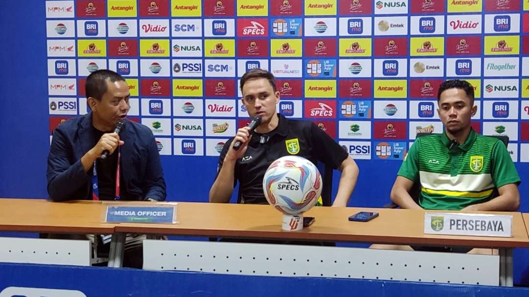 Pelatih Persebaya, Paul Munster akui timnya bermain tidak baik saat melawan Dewa United. (Foto: Fariz Yarbo/Ngopibareng.id)