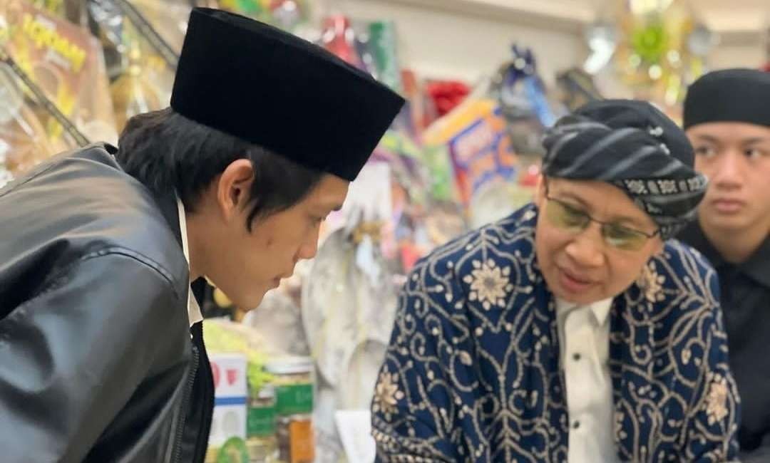 Gus Iqdam Muhammad al-Blitari bersama KH Yahya Al Bahkan Cirebon. (Foto:dok/ngopibareng.id)