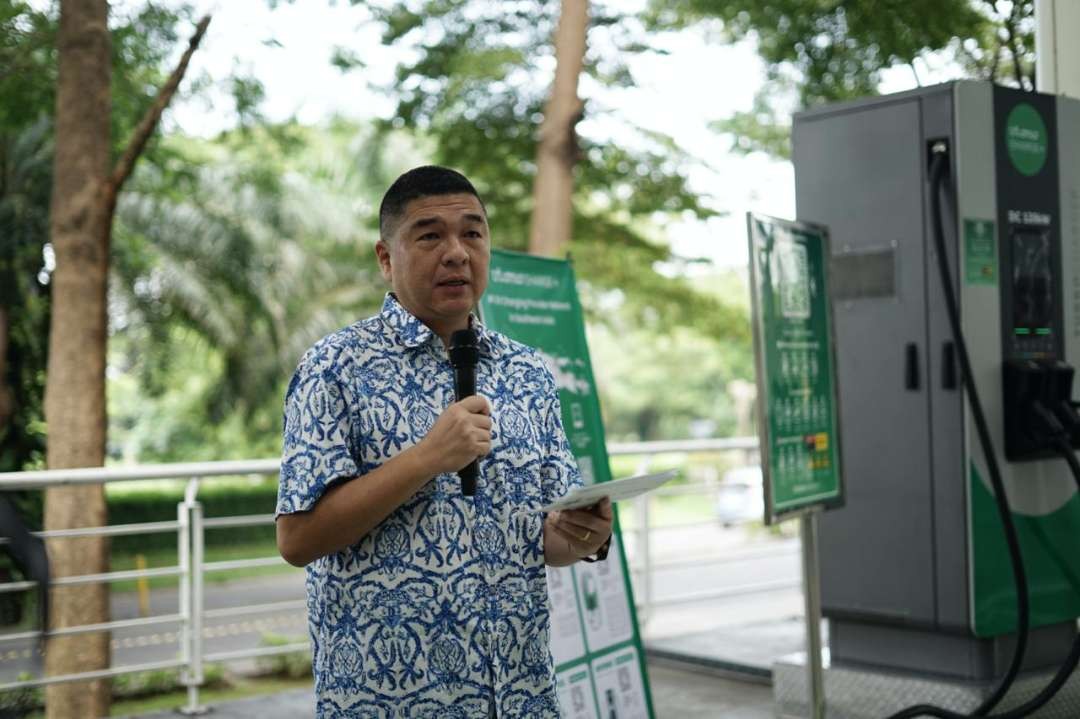 COE National Hospital Ang Hoey Tiong saat meresmikan stasiun pengisian daya kendaraan listrik di National Hospital. (Foto: Pita Sari/Ngopibareng.id)