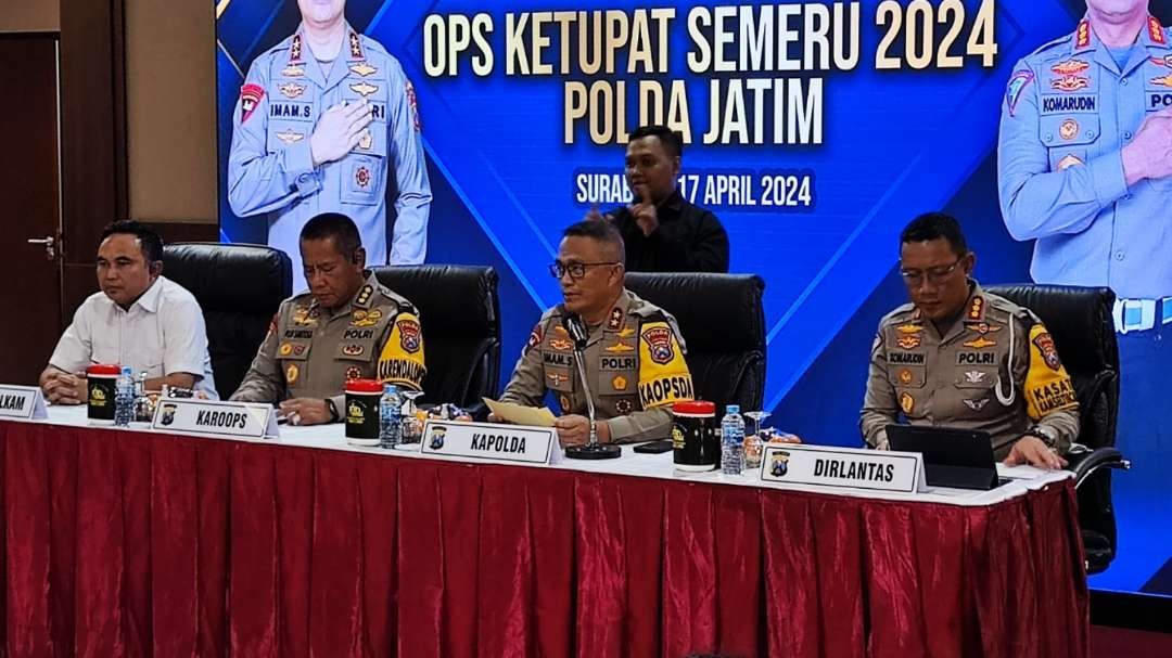 Kapolda Jatim, Irjen Pol Imam Sugianto saat memaparkan hasil Operasi Ketupat Semeru 2024 di Mapolda Jatim, Surabaya, Rabu 17 April 2024. (Foto: Fariz Yarbo/Ngopibareng.id)