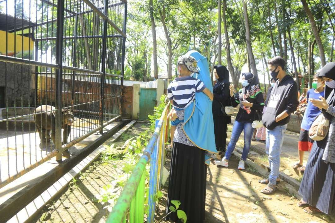 Pengunjung Taman Wisata Studi Lingkungan (TWSL) atau Bonbin Mini Kota Probolinggo saat libur lebaran. (Foto: Ikhsan Mahmudi/Ngopibareng.id)