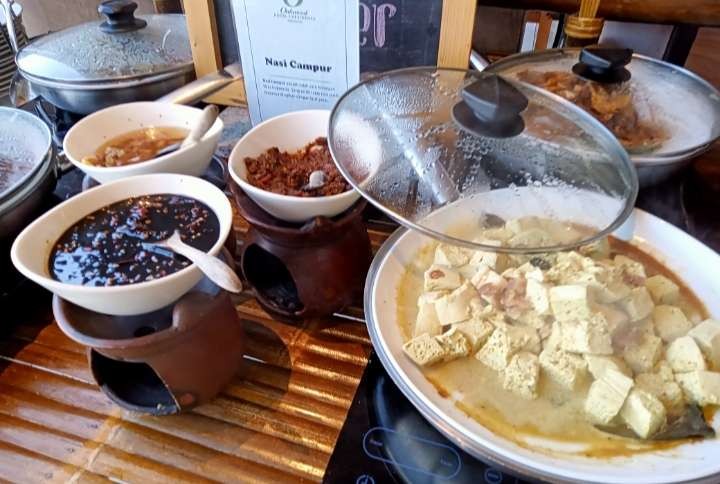 Sayur lodeh terong lengkap dengan sambal trasi,  disukai tamu hotel Bintang lima di Surabaya (Foto,: Asmanu Sudarso/ngopibareng.id)