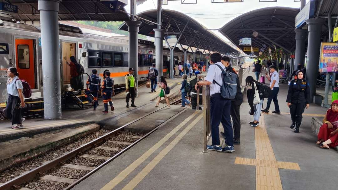 Suasana penumpang menggunakan angkutan kereta api di Stasiun Gubeng, Surabaya. (Foto: Fariz Yarbo/Ngopibareng.id)