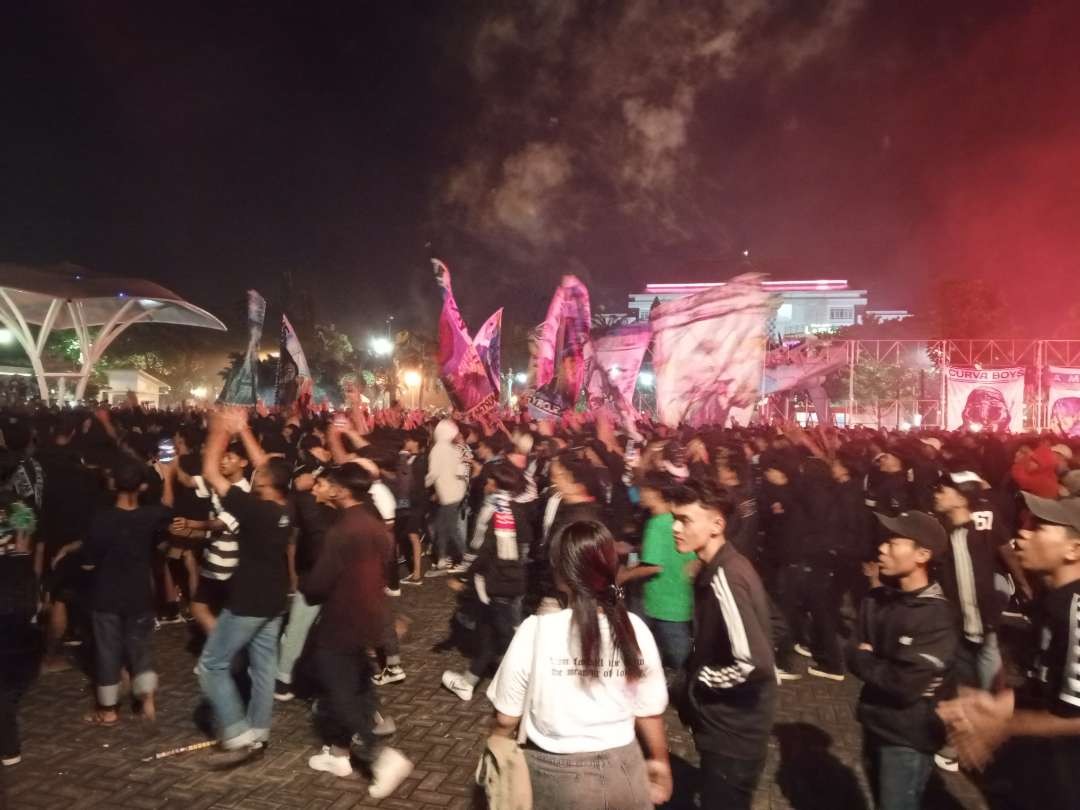 Ribuan suporter Persela Lamongan tumplek blek (memadati) di Alun-alun Lamongan, Jawa Timur. (Foto: Imron Rosidi/Ngopibareng.id)