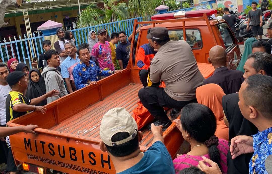 Korban terpeleset di empang berhasil dievakuasi. (Foto: Imron Rosidi/Ngopibareng.id)