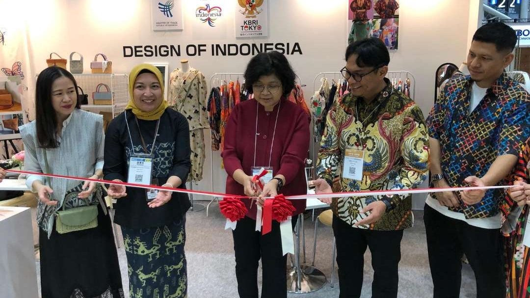 Wakil Duta Besar RI di Jepang Maria Renata Hutagalung meresmikan stan Indonesia di Fashion World Tokyo 'Spring Edition' 2024. (Foto: Dok KBRI Tokyo)