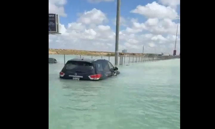 Dubai di Uni Emirat Arab dilanda hujan badai Senin hingga Selasa, 15 dan 16 April 2024. Banjir masih dirasakan pada Rabu 17 April 2024. (Foto: Twitter)