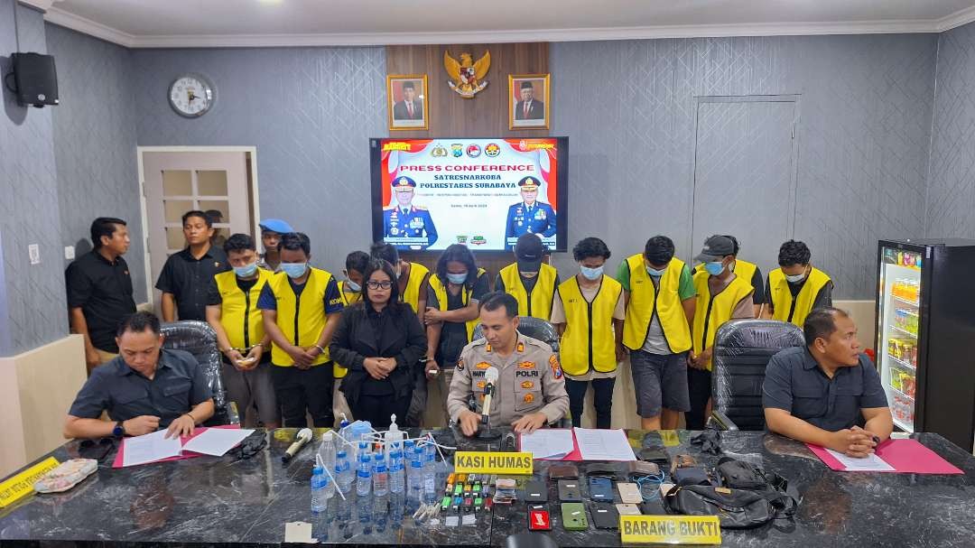 Kasi Humas Polrestabes Surabaya AKP Haryoko Widhi, saat rilis penggrebekan kasus penyalahgunaan narkotika jenis sabu, Kamis 18 April 2024. (Foto: Julianus Palermo/Ngopibareng.id)