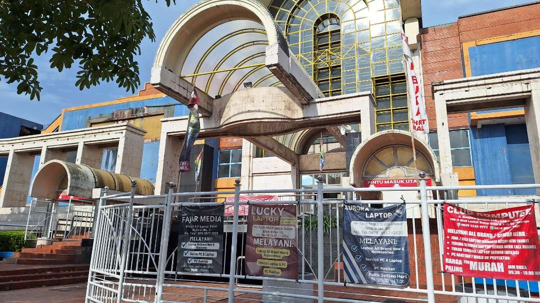 Gedung bekas Hi-Tech Mall yang masih terbengkalai hingga sekarang. (Foto: Julianus Palermo/Ngopibareng.id)