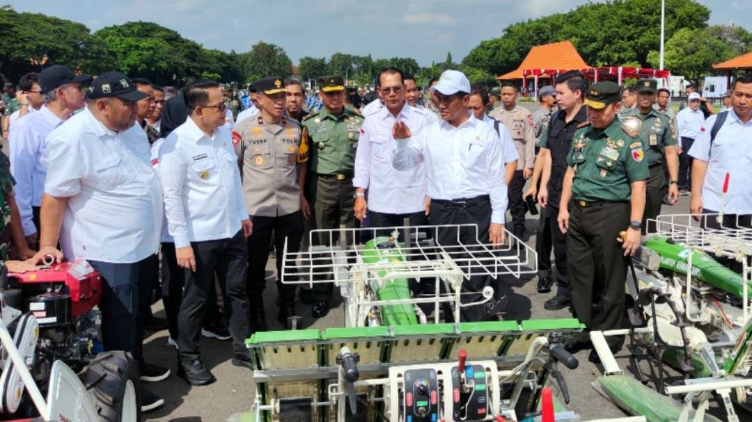 Mentan RI, Andi Amran Sulaiman saat meninjau alsintan yang diberikan bagi daerah di Jatim. (Foto: Fariz Yarbo/Ngopibareng.id)