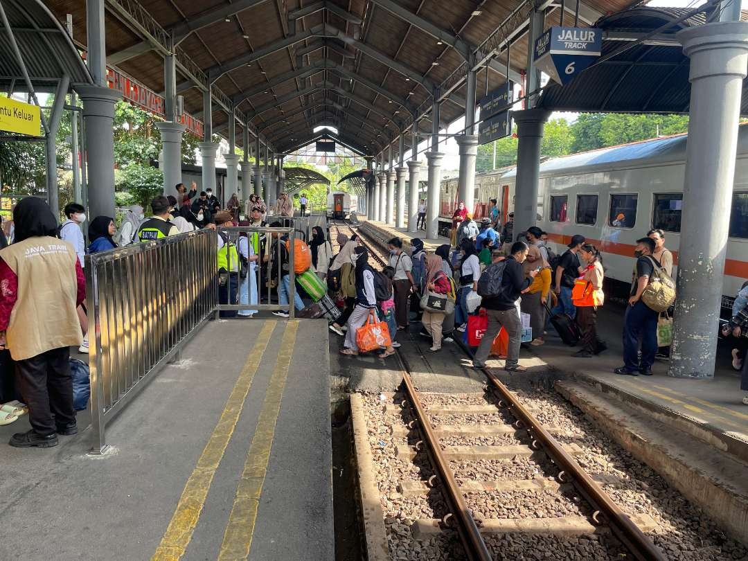 Suasana kedatangan di Stasiun Surabaya Gubeng, pada masa arus balik lebaran 2024. (Foto: Humas KAI Daop 8)