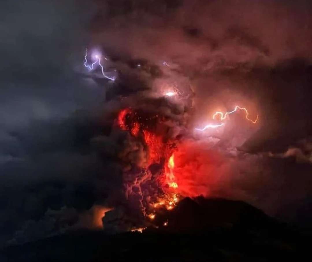 Kilatan petir saat Gunung Ruang meletus. (Foto: Istimewa)