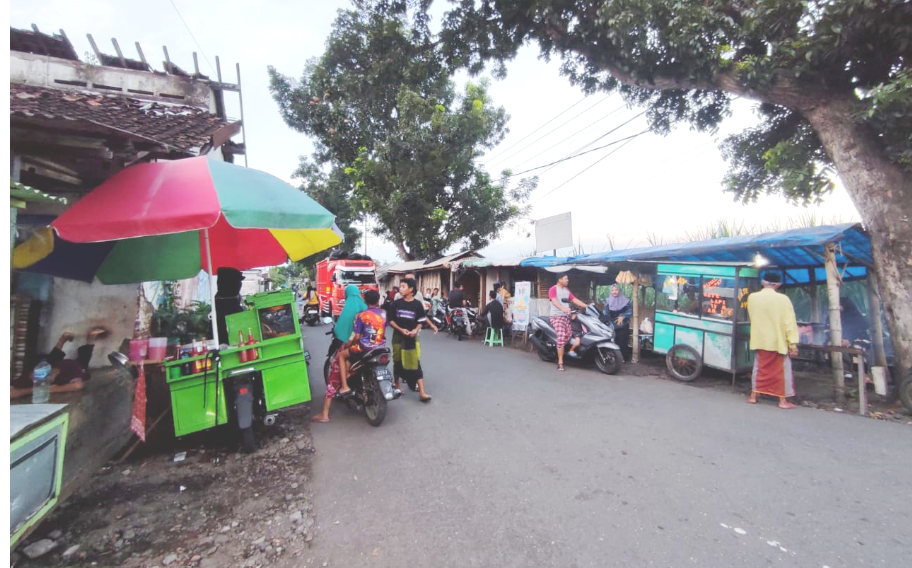 Kepala Desa Tukum di Lumajang melibatkan swasta untuk mempercantik lapak UMKM di kawasan Gempol, Kecamatan Tekung. (Foto: Kominfo Lumajang)