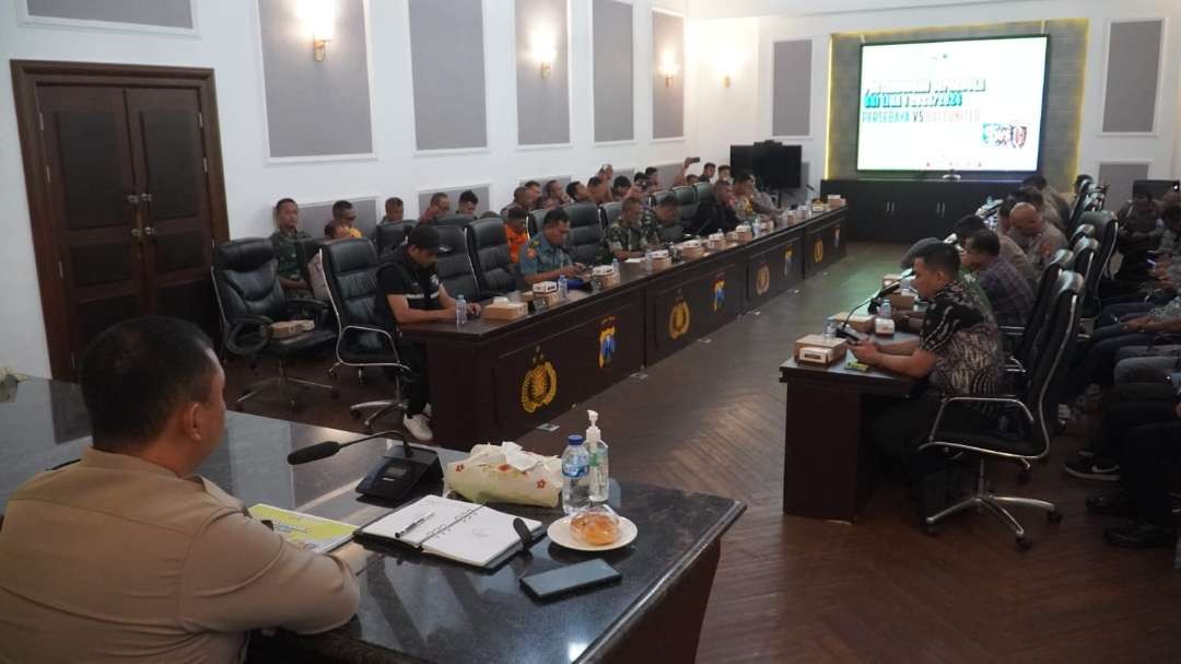 Suasana rapat koordinasi pengamanan pertandingan Liga 1 antara Persebaya melawan Bali United, yang digelar di Mapolrestabes Surabaya, Jumat 19 April 2024. (Foto: Humas Polrestabes Surabaya)