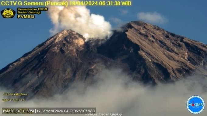 Pusat Vulkanologi dan Mitigasi Bencana Geologi Kementerian (PVMBG) Energi dan Sumber Daya Mineral (ESDM) mencatat Gunung Semeru erupsi dua kali, Jumat 19 April 2024. (Foto: X PVMBG)