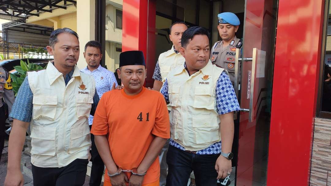 Kepala Desa Sampangagung, Mojokerto, Jawa Timur, Ikhwan Arofidana diamankan polisi. (Foto: Deni Lukmantara/Ngopibareng.id)