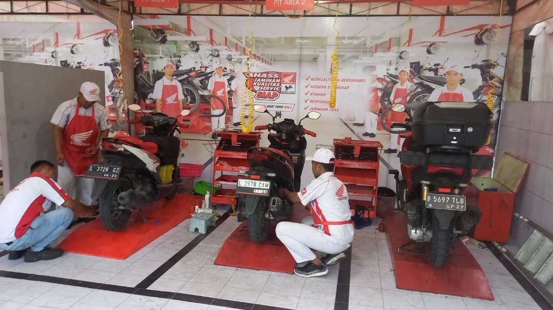 Cek motor bagian fasitilas BSH Jatim. (Foto: MPM Honda Jatim)