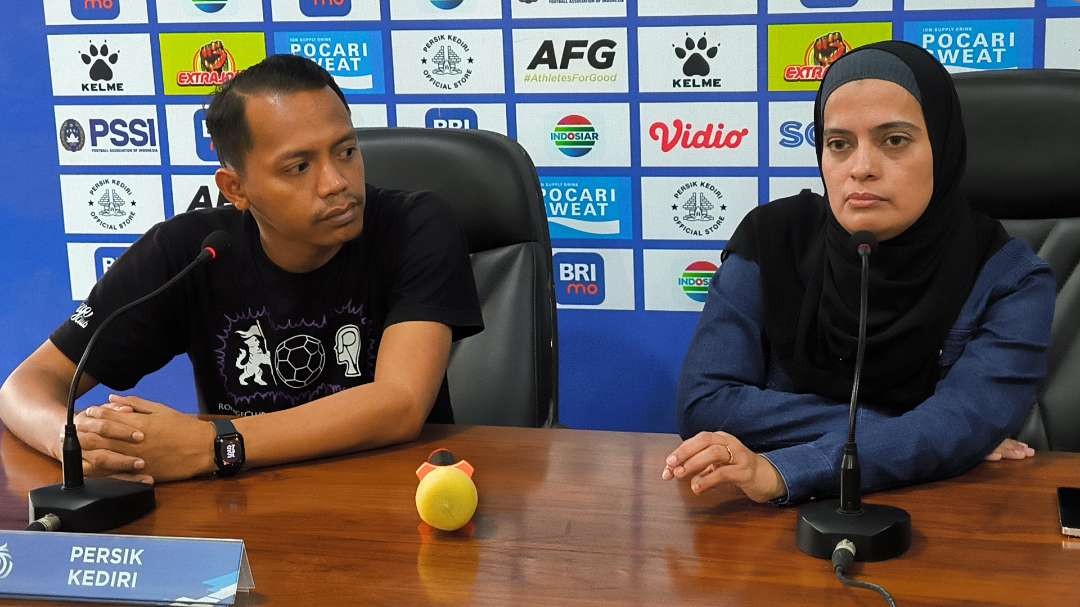 Direktur Persik Kediri Souraiya Farina didampingi manajer berikan keterangan pers (Foto: Fendi Lesmana/ngopibareng.id)