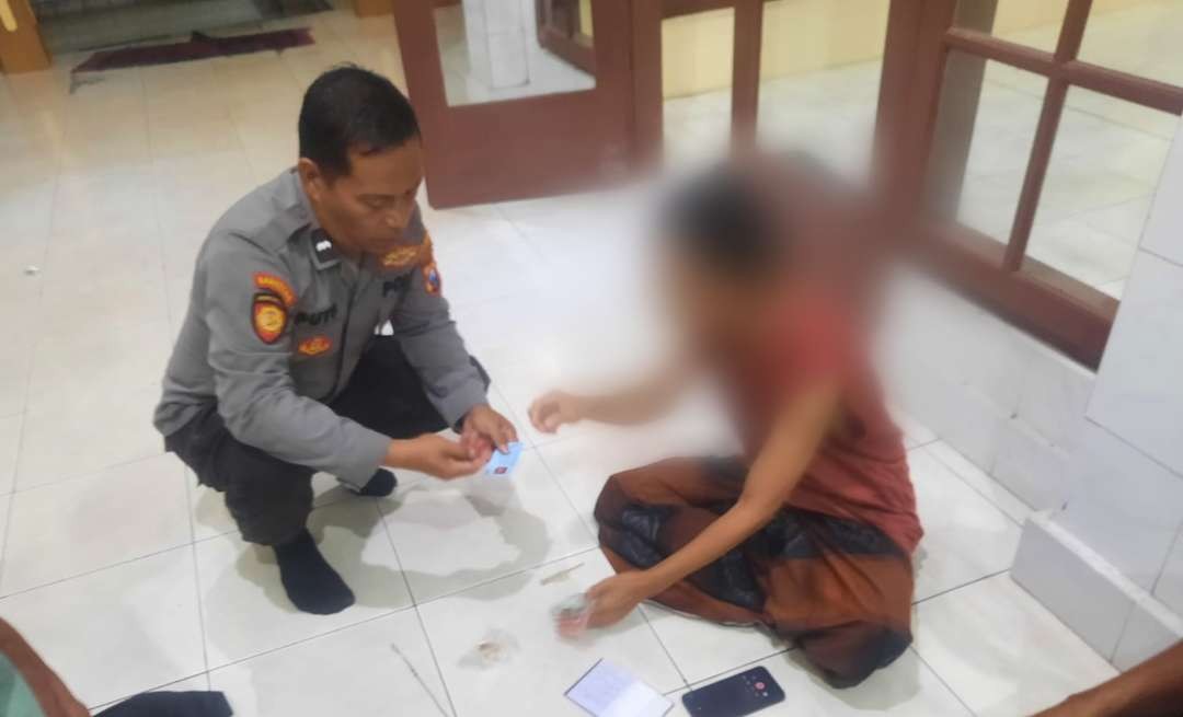 Petugas Polsek Wongsorejo menangkap pelaku yang diduga mencuri uang dari kotak amal (foto:istimewa)