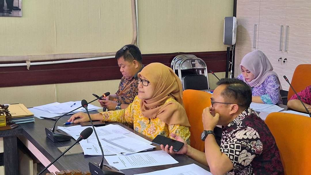 Kepala BPKAD Kota Surabaya, Wiwiek Widyawati (tengah) saat menjelaskan capaian BPKAD Kota Surabaya selama tahun anggaran 2023. (Foto: Julianus Palermo/Ngopibareng.id)