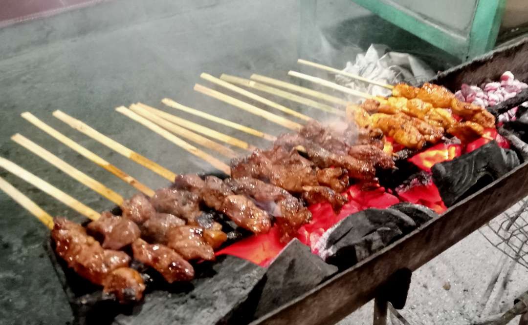 Dalam pembakaran sate kambing asapnya menebarkan aroma yang bisa membuat perut lapar (Foto: Asmanu Sudarso/ngopibareng.id)