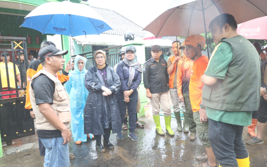 Pj. Bupati Lumajang Indah Wahyuni (Yuyun) saat berada di Desa Kutorenon, Lumajang, Jumat 19 April 2024. (Foto: Kominfo Lumajang)