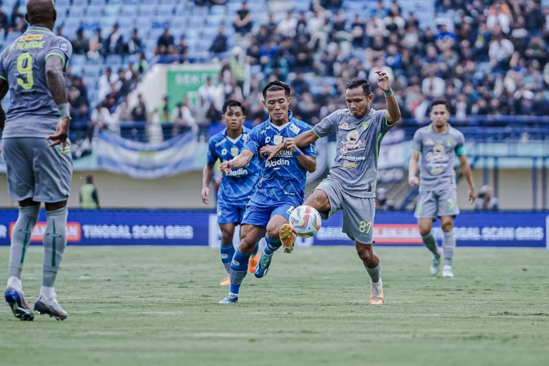 Pemain Persebaya Oktavianus Fernando berebut bole dengan Pemain Persib Henhen Herdiana. (Foto: Istimewa)