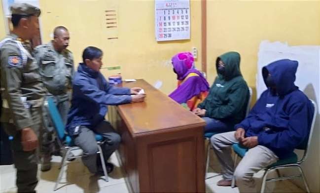 Dua PSK dan seorang pria hidung belang kedapatan praktik esek-esek  di warung  remang-remang diciduk Satpol PP Situbondo. (Foto: Dokumentasi Satpol PP Situbondo)